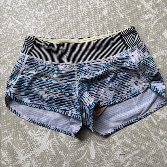 Lululemon Speed Short *4-way Stretch 2.5" size 6 Blurry Belle Multi / stripe - Picture 3 of 7